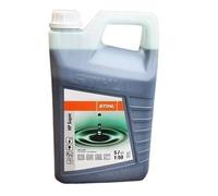 Aceite sintético HP SUPER STIHL diseñado para motosierras y equipos Stihl que garantiza un óptimo rendimiento y protección. Envase 5 Litros Multiusos: Apto para motores de 2 tiempos, tanto refrigerado