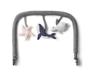 Arco de juego Ergobaby Evolve Bouncer, accesorio para el columpio Ergobaby 3 en 1 para recién nacidos desde el nacimiento, Ocean Wonders - Charcoal