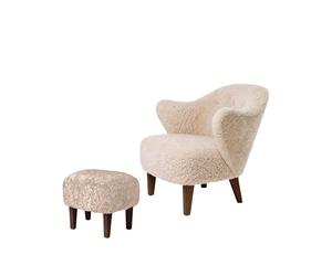 Audo Copenhagen Set de Butaca y reposapiés Ingeborg Piel de oveja moonlight. incluido reposapiés . patas roble ahumado