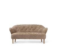 Audo Copenhagen Sofá de 2.5 plazas Ingeborg Piel de oveja sahara. patas roble natural