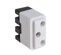 Base de enchufe TT desplazada 10A, ideal para instalaciones eléctricas seguras y eficientes en interiores y exteriores.