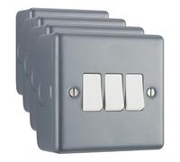 BG Electric MC543 - Interruptor de pared triple con caja de montaje, 2 vías, resistente a los arañazos, perfil plano industrial, revestimiento de metal, gris, 20 A, 16 AX, MC543 (Paquete de 4)