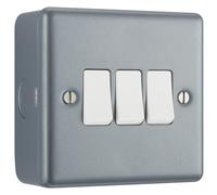 BG Electric MC543 - Interruptor de pared triple con caja de montaje, 2 vías, resistente a los arañazos, perfil plano industrial, revestimiento de metal, gris, 20 A, 16 AX, MC543