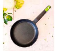Bra - Sartén de aluminio forjado A841201 para cocina profesional, compatible con inducción, set de 3 piezas (18+22+26 cm), distribución homogénea del calor y diseño ergonómico verde Medium