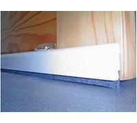 Burlete de madera basculante para puerta BLANCO de 81,5cm con barra de paño de alta calidad. Fijación mediante bisagras atornilladas y fácil colocación. Al ser basculante no arrastra sobre el suelo.