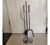 Conjunto de herramientas para chimenea, 5 piezas, diseño de volutas. Herramientas de hierro fundido para uso en interiores, para leña. Incluye soporte de madera para uso en exteriores. Incluye: pinzas