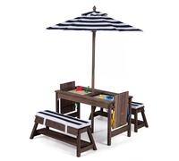 Conjunto de juegos para niños de COSTWAY con sombrilla, mesa de agua, 2 bancos, mesa de picnic para exteriores, mesa infantil que incluye 2 cajas, palas, rastrillos y una funda protectora