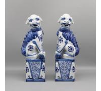 Eastern tide Figuras de perro fu, porcelana azul y blanca, estatuas decorativas de leones guardianes de estilo chino, 33 cm de altura, escultura de jardín de cerámica, diseño oriental tradicional