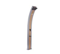 Elegante ducha solar de aluminio color gris ella con franja central color madera ducha de jardín y piscina exterior con mezclador ducha cuadrada y grifo lavapiés estructura de aluminio depósito de 40