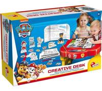 Escritorio creativo, pizarra y área de juegos con los personajes del equipo Paw Patrol