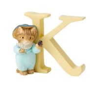 Figura decorativa de Beatrix Potter con diseño de la letra K y gato