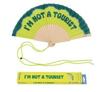 Fisura - Abanico Original con Mensaje “I’m Not a Tourist”. Abanico de Madera Moderno y Colorido. Ventilador de Mano Verde. Colgador Incluido. Idea de Regalo Divertida. 42,5 x 23 cm
