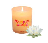 Fisura - Vela aromática original “No me da la vida” en vaso. Vela de soja con aroma esencia de loto blanco. Con caja de regalo. 40 horas de duración. 470 gramos. Regalo original.