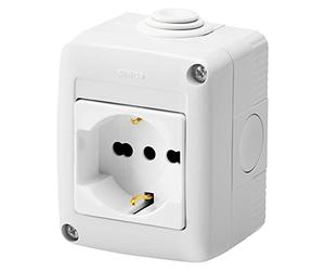 Gewiss Contenedor completo para aparatos System protegido, con toma 2P+T 16 a Bivalente, estándar italiano/alemán, IP40, gris Ral 7035