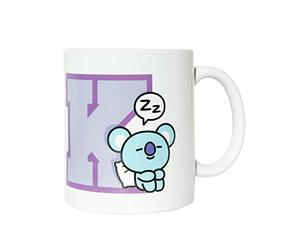 Grupo Erik Taza BT21 - Taza desayuno Koya/Producto con licencia oficial | Cerámica 330 ml (9,5x8 cm), apta para lavavajillas, regalo ideal fans del K-pop, se envía en caja protectora