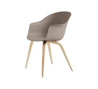 GUBI Silla Bat New beige. base de roble lacado mate