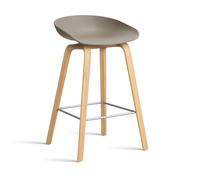 HAY Taburete bajo About a Stool 32 con base de roble lacado 2.0 Khaki-soporte de acero inoxidable