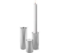 Juego de 3 candelabros para velas pequeñas o velas cónicas, modelo BERNADOTTE de Georg Jensen. Diseño inspirado en Sigvard Bernadotte. Código de producto: 10019290