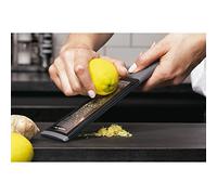 KAI Pure Komachi Ichimatsu - Rallador fino y zester gris, hoja 13,5 x 3-5 cm / mango 11 cm, con patrón de hoja Ichimatsu rallador de cocina para profesionales
