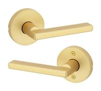 Kwikset Halifax - Manija de puerta de paso interior, palanca para puertas de armario y pasillo, palanca reversible sin bloqueo, latón satinado, con protección Microban