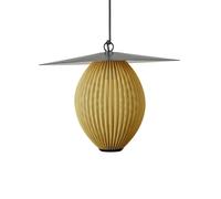 Lámpara colgante exterior Satellite de Gubi, 45 x 27 cm, negro/dorado mostaza