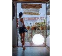 Lámpara de mesa solar sin cables de plástico exterior blanca con sensor crepuscular luz led regulable newgarden buly ip65 y 24hrs autonomía