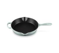 LE CREUSET Sartén de hierro fundido esmaltado Signature, profunda, con asa auxiliar y dos picos vertedores, apta para todo tipo de cocinas y hornos, 26 cm, 2 litros, Sea Salt