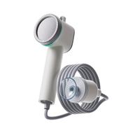 LOVIVER Ducha Eléctrica Portátil con Cabezal Manual Bomba Recargable de Agua desde Cubo Base de Succión para Manos Libres Hecha de Plástico Adecuada para Acampada Playa Jardín