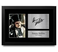 Marco A4 con una imagen de Danny DeVito como el Pingüino de Batman, con su firma