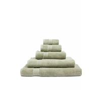 Marks & Spencer | Toalla suave y absorbente de algodón puro, de secado rápido, con tecnología StayNew™ para una frescura duradera.