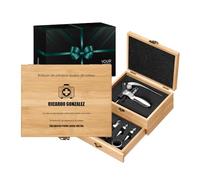 Maverton Juego de Vino Personalizado - Caja de Bambú con Tapa - 4 Piezas Abridor Sacacorchos Termómetro y Tapón - Regalos Originales para Hombre Cumpleaños Amante del Vino Día del Padre - Auxilios
