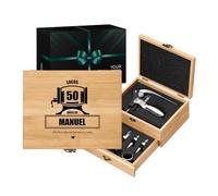 Maverton Juego de Vino Personalizado - Caja de Bambú con Tapa - 4 Piezas Abridor Sacacorchos Termómetro y Tapón - Regalos Originales para Hombre Cumpleaños Amante del Vino Día del Padre - Feliz