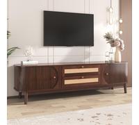 Mueble de televisión de estilo rústico, fabricado con madera mixta, que incluye puertas, cajones y detalles de ratán