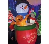 Muñeco de nieve hinchable en taza con pingüino y galleta de jengibre