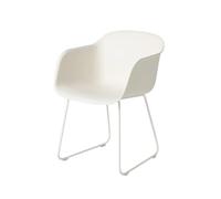 Muuto Silla con reposabrazos Fiber base trineo Natural white. base blanca