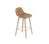 Muuto Taburete bar con respaldo Fiber 65 cm Cuero refine cognac-patas de roble