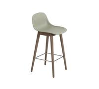 Muuto Taburete bar con respaldo Fiber 65 cm Dusty green-patas barnizadas de marrón oscuro