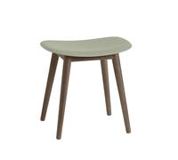 Muuto Taburete Fiber Dusty green. patas de madera barnizadas en marrón oscuro