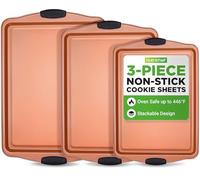 NutriChef Juego de 3 sartenes para hornear, sin PFOA, PFOS, PTFE, flexible, antiadherente, de acero al carbono, juego de bandejas apilables para hornear con asas de silicona rojas
