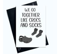 Peachy Antics Divertida tarjeta de cumpleaños con texto en inglés We Go Together Like Crocs And Socks, tarjeta de broma divertida para él y ella, tarjeta de San Valentín AP119