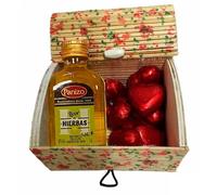 Recuerdo con licor de hierbas Panizo y bombones de chocolate en forma de corazón en baúl de flores de madera y mimbre (Pack 24 ud)
