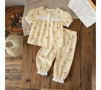 Shein 1 Set de pijamas de primavera y verano para niñas con un encantador cuello con volantes y mangas largas abullonadas, combinado con pantalones largos c