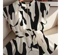 Shein Camisa de oficina de cuello alto plisada con cinturón, en color blanco y negro