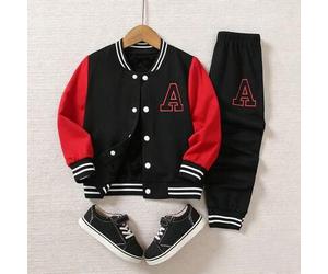 Shein Conjunto de 2 piezas estilo universitario para niños jóvenes, un suéter de punto negro con mangas blancas y gran estampado de letra A, combinado con p