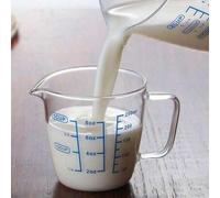 Shein Jarra medidora de vidrio reforzado resistente al calor de 250ml/500ml con escala digital azul para medir leche y apta para microondas
