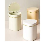 Shein Minibasurero con tapa, papelera de escritorio de plástico, diseño de tapa abatible para evitar fugas de olores, para almacenar cáscaras de frutas y pa