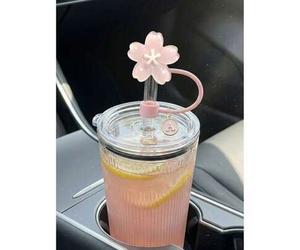 Shein Tapa portátil para pajita con colgante A-Z y delicada decoración de flor de cerezo, accesorio para taza con pajita, cubierta de silicona reutilizable