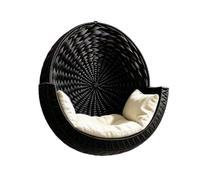 Silla colgante redonda de mimbre negro con cojín de asiento claro | El asiento de mimbre tiene un respaldo alto y redondo, una parte delantera abierta y un cojín de color crema a la vista
