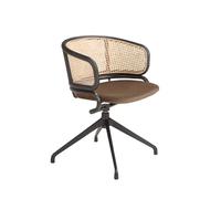 Silla giratoria con reposabrazos de diseño moderno tapizada en tela aterciopelada color marrón y respaldo de rattán color natural.