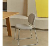 Silla Meli en chenilla beige y estructura metálica beige. Crédito FSC Mixto.